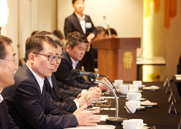 김성태 IBK기업은행장(왼쪽 두 번째)이 19일 은행연합회에서 열린 애널리스트 간담회에서 참석자들과 대화를 하고 있다. (사진=IBK기업은행)