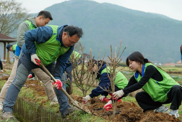 LH 임직원들이 4일 경남 고성에서 진행된 탄소상쇄 숲 조성을 위한 나무심기 행사 활동에 참여하고 있다. (사진=LH)