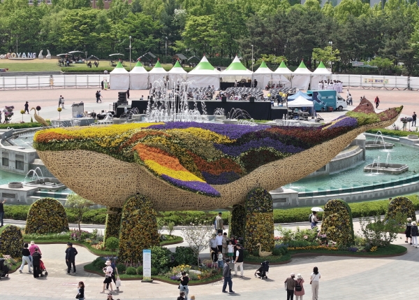 고양국제꽃박람회 노래하는 분수 광장'물뽐는 꽃등고래'(사진=고양시)