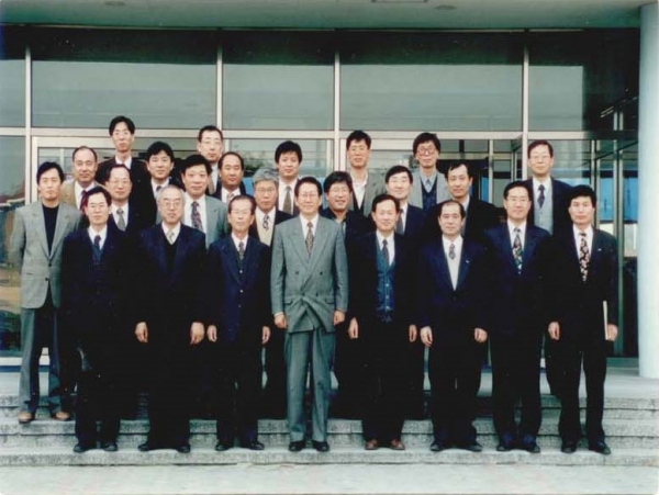 삼성중공업-KAIST 산학협력협의체 창설 당시 이경원 삼성중공업 부사장(가운데), KAIST 최도형 교수(둘째 줄 좌측 두번째)가 기념 촬영을 하고 있다 (사진=삼성중공업)