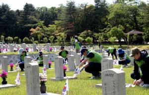 코오롱, 서울 현충원서 묘역정화 활동 펼쳐