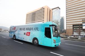 KT, 광화문·강남서 '5G 체험 버스' 운행