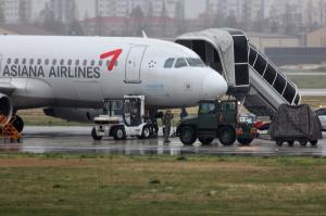 아시아나여객기, 광주공항서 바퀴 파손 사고···"줄결항·고객 불편"