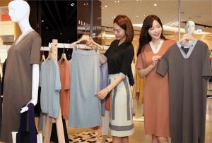 신세계백화점 "통기성 좋은 니트 여성복 인기"