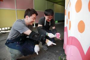 [위투게더] HDC현대산업개발, '사랑나눔 릴레이'···벽화 그리기 봉사활동