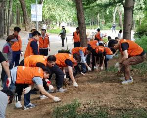 호반사랑나눔이, '서울숲 가꾸기' 봉사활동