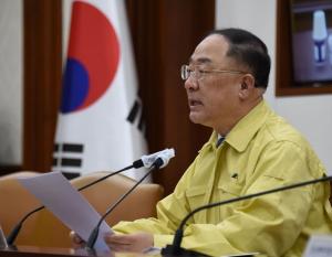 홍남기 "2분기 경기 침체 본격화···위기대응 정책 집중"