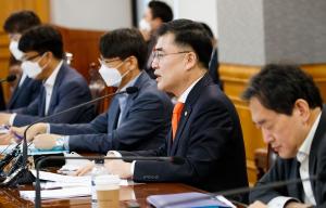 손병두 "유동성, 저신용 기업에 안 흘러가···자산거품 우려"
