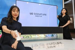 현대백화점 목동점 'LG 시그니처 롤러블 TV' 전시