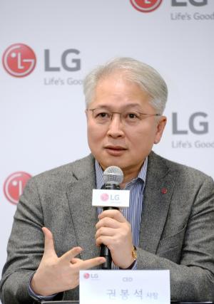 [뉴스톡톡] '실적부진 LG 스마트폰' 권봉석 사장 해법은?