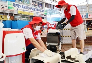 '집중호우 피해' 익산·진도에 가전3사 합동무상수리팀 운영