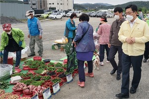 김춘진 aT 사장, 농산물 직거래장터 물가 점검