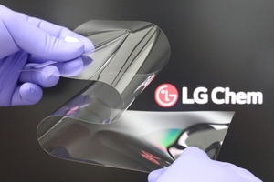 LG화학, 안팎으로 접히는 '차세대 폴더블 디스플레이' 소재 개발