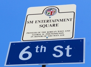 LA 시내에 'SM엔터테인먼트스퀘어' 표지판
