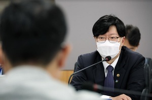 금융위 부위원장 "금융업 규제개선 건의과제 신속 검토"