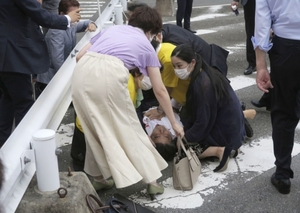 아베 일본 전 총리, 참의원 선거 유세 중 산탄총 맞고 심폐정지