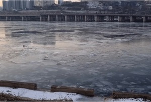 동장군 기세에 한강도 얼어붙었다