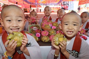 신세계푸드, 부처님 오신 날 기념 '연꽃단팥빵' 출시