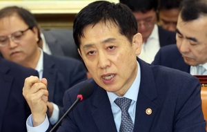 정무위 국감서 답변하는 김주현 금융위원장