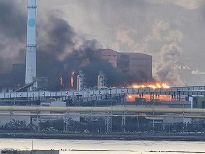 포스코 포항제철소 2고로 주변 화재···"고로 정상 운영"