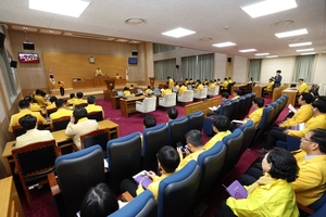 신안군의회, 축제 기념 노란색 의상 입고 임시회