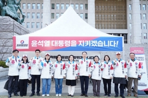 자유통일당, 국회 경내서 '천막 농성' 실시···"탄핵 막기 위해 총력"