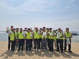부산시설공단, 광안리해변서 해양환경정화 활동 '비치코밍' 펼쳐