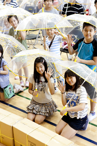 어린이들이 비 오는 날 우산으로 인한 시야 확보가 힘들고 교통사고의 위험이 한층 높아짐에 따라 이를 해소하기 위해 현대모비스는 투명우산을 제작 및 배포하고 있다. (사진=현대모비스)