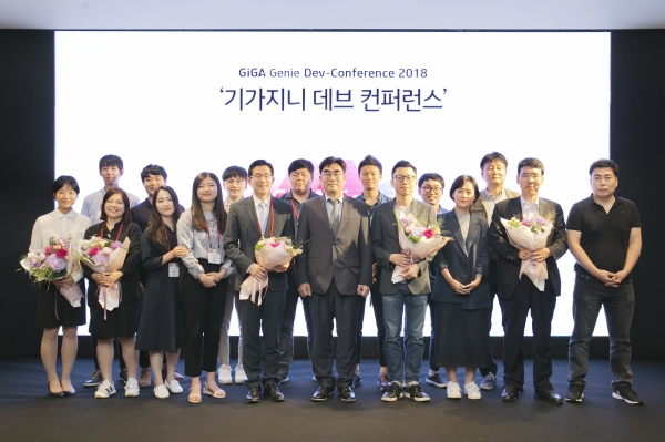 KT는 지난 10일 서울 중구 노보텔 앰배서더 호텔에서 인공지능(AI) 개발자 행사인 '기가지니 데브 콘퍼런스 2018'이 성황리에 개최됐다고 밝혔다. 기가지니 데브 콘퍼런스 2018에서 공모전 수상팀들이 기념촬영을 하고 있다. (사진=KT)