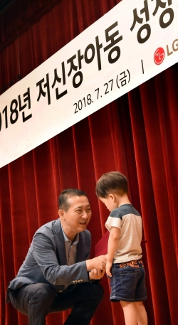 권영수 (주)LG 부회장(왼쪽)이 서울 여의도 LG트윈타워에서 진행된 '저신장 아동 성장호르몬제 기증식'에서 어린이에게 기증서를 전달하고 있다.(사진=LG)