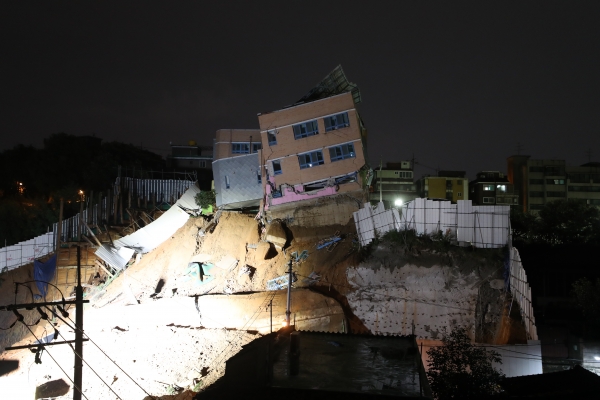 6일 오후 서울 동작구 공동주택 공사 현장에서 지반이 침하돼 근처 상도초등학교 내 유치원 건물이 기울어져 있다. (사진=연합뉴스)