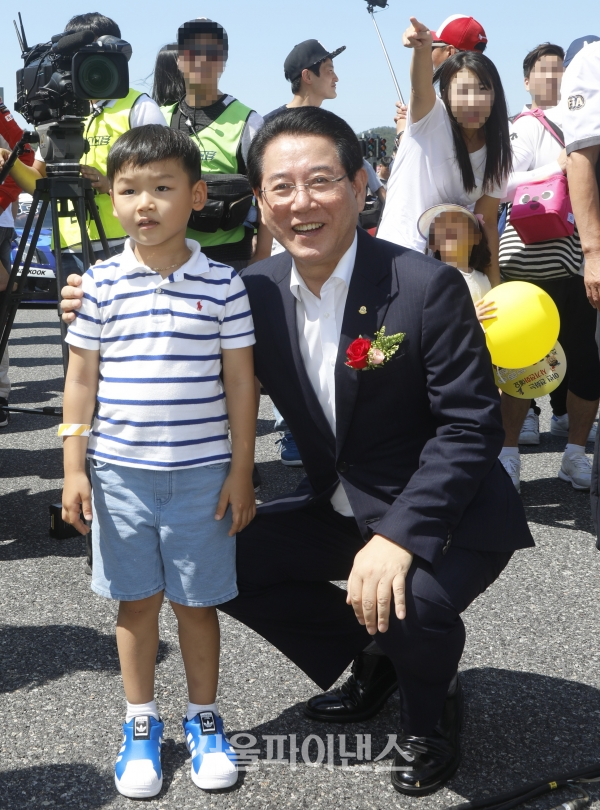 김영록 전남지사가 전남GT 개막식때 어린이와 기념 촬영하는 모습. (사진= 권진욱 기자)