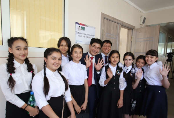 지난달 28일 우즈베키스탄 타슈켄트에서 열림 아름다운 교실 개관식 행사에서 조영석 아시아나항공 상무(오른쪽 여섯번째)와 강택원 아시아나항공 타슈켄트 지점장(오른쪽 다섯번째)이 학생들과 기념촬영을 하고 있다. (사진=아시아나항공)