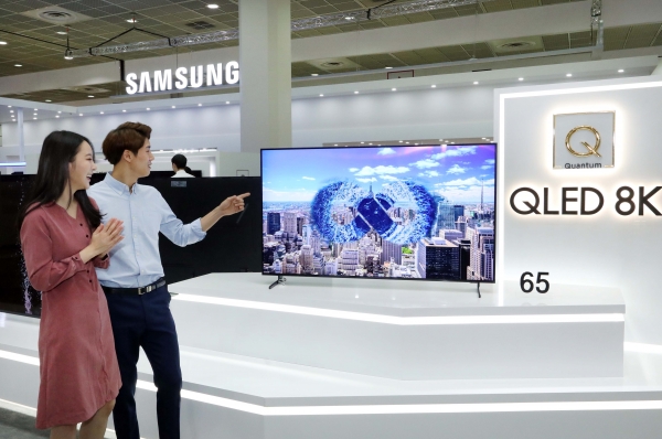 삼성전자 모델들이 'QLED 8K TV' 최고화질 화면을 감상하고 있다.(사진=삼성전자)