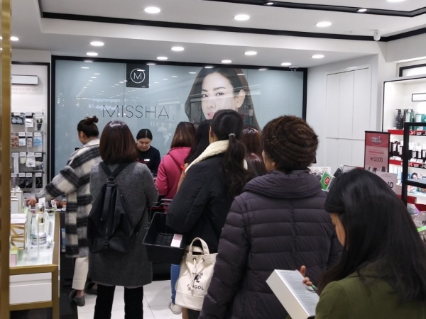 20일 서울 중구 명동에 위치한 에이블씨엔씨 화장품 브랜드숍 미샤 명동 1호점에 화장품을 사려는 소비자들이 줄을 서 있다. (사진= 에이블씨엔씨)