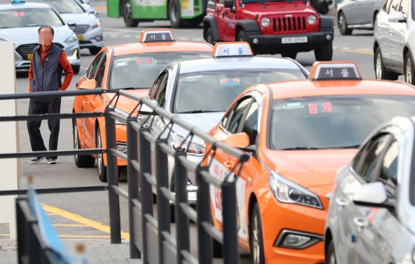 카카오 카풀 서비스 진출에 반대하는 택시업계 종사자들의 24시간 운행 중단 및 생존권 결의대회가 열리는 18일 오전 서울서부역 인근 택시 승차장에 손님을 기다리는 택시들이 줄지어 서있다. (사진=연합뉴스)