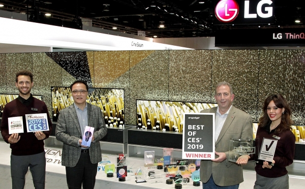 남호준 LG전자 HE연구소장 전무(왼쪽 두 번째), 팀 알레시 LG전자 미국법인 HE제품마케팅담당(왼쪽 세 번째)이 'LG 시그니처 올레드 TV R'로 수상한 주요 CES 어워드 상패를 들고 있다.(사진=LG전자)