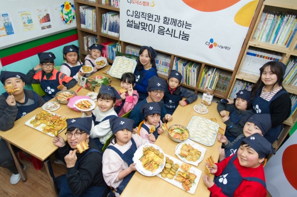 CJ그룹 임직원들이 경기도 수원에 위치한 공부방을 방문해 아이들과 함께 설맞이 명절음식을 만들고 있는 모습. (사진=CJ그룹)