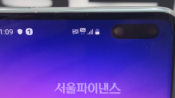 삼성전자 '갤럭시S10 5G' 스마트폰에 5G 통신 아이콘이 떠있다. (사진=이호정 기자)