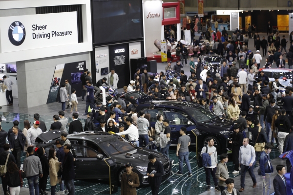 서울모터쇼 개막 첫날부터 문전성시를 이룬 BMW 코리아 전시관 전경. (사진=권진욱 기자)