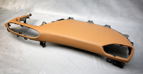 LG하우시스의 자동차 계기판용 원단 제품이 적용된 차 계기판 부품 모습.(사진=LG하우시스)