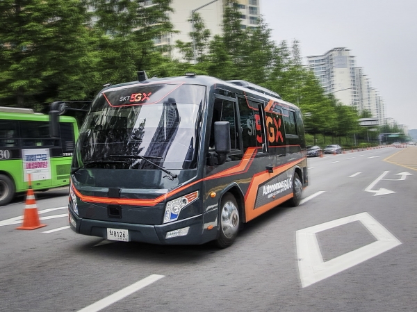 SK텔레콤 5G 자율주행 버스가 서울 상암 DMC 지역을 5G · V2X 융합 자율주행으로 달리는 모습. (사진=SK텔레콤)