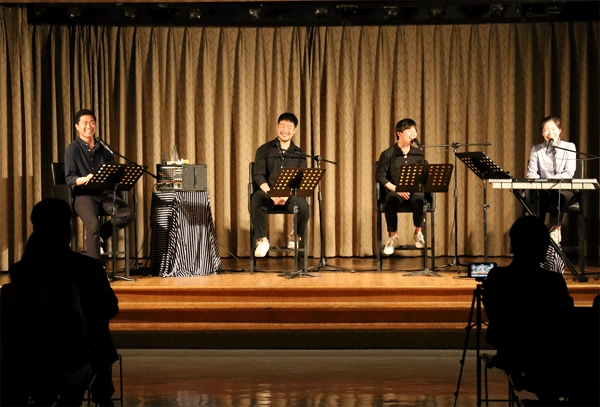 지난 26일 '문화가 있는 날'을 맞아 극단 초인이 서울 서초구 일동제약그룹 사옥에서 공연하고 있다. (사진=일동홀딩스) 
