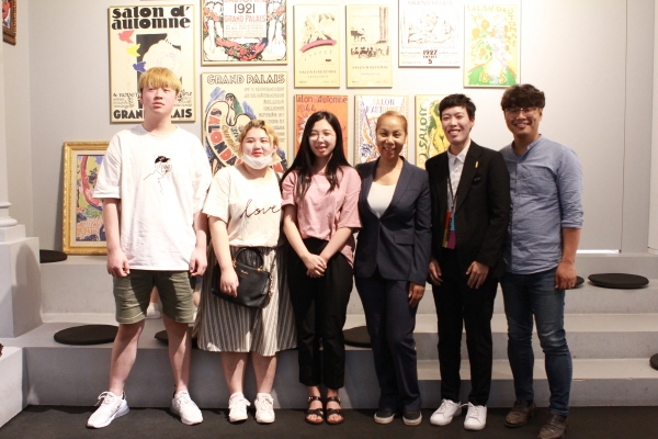 야수파 작가들의 미술 작품을 관람한 해밀학교 졸업생들과 인순이(왼쪽에서 네 번째) 이사장. (사진=게임빌)