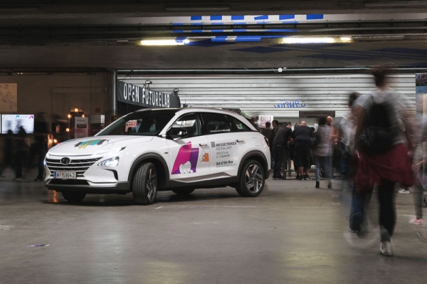 오스트리아 린츠에서 개최된 세계적인 미디어아트 축제 '아르스 일렉트로니카 페스티벌 2019(Ars Electronica Festival 2019)'에 행사 공식 차량으로 제공된 현대자동차 수소전기차 넥쏘의 모습 (사진= Stefan Fuertbauer/Getty Images for Hyundai)