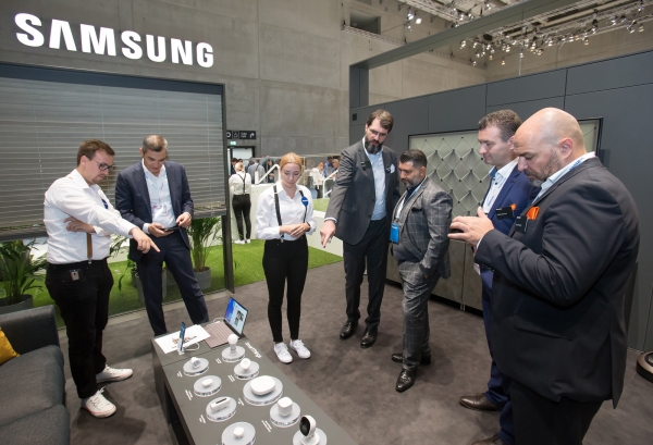 관람객들이 지난 6일(현지시간) 독일 베를린에서 열리는 가전전시회 'IFA 2019' 내 삼성전자 전시장에서 홈IoT를 구현하는 스마트싱스 카메라, 동작감지 센서, 다목적센서 등을 살펴보고 있다. (사진=삼성전자)