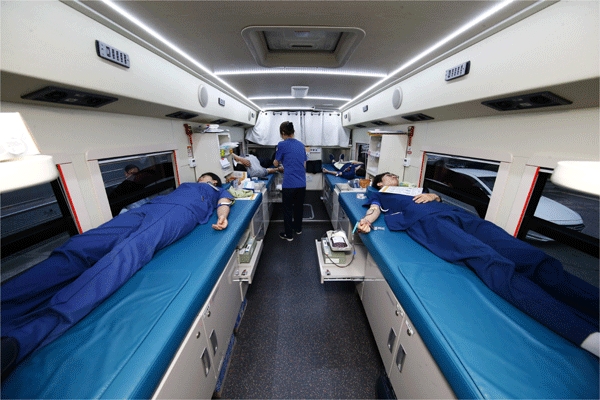 경기 고양시 일산동구 국민건강보험 일산병원 임직원들이 8일 단체헌혈을 하고 있다. (사진=일산병원)
