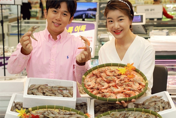 23일 서울 성동구 이마트 성수점 수산 매장에서 모델들이 국산 새우를 소개하고 있다. (사진=이마트) 
