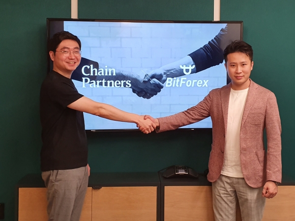 표철민 체인파트너스 대표(왼쪽)와 Jason Luo 비트포렉스 공동창업자가 기념사진을 촬영하고 있다. (사진=체인파트너스)