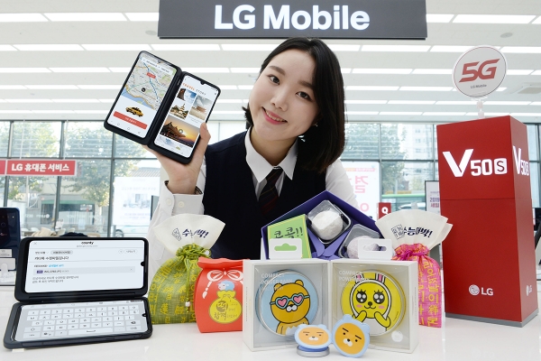 LG전자 모델이 LG베스트숍 서울양평점에 위치한 모바일 코너에서 수험생 특별 구매혜택을 소개하고 있다. (사진=LG전자)